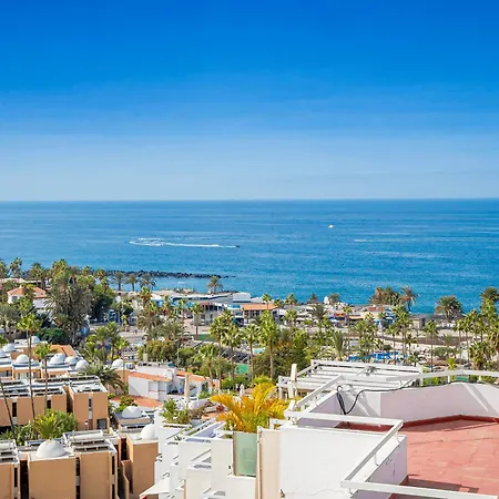 Modern Blue Sky דירה